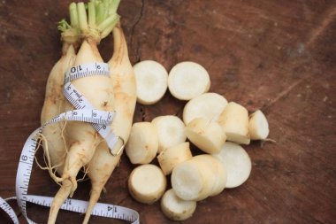 ahşap arka plan üzerinde taze turp