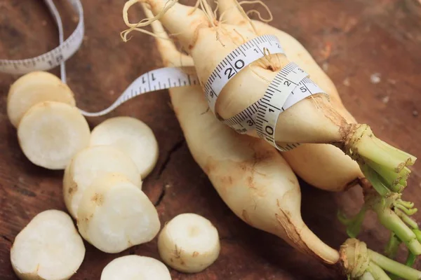 ahşap arka plan üzerinde taze turp