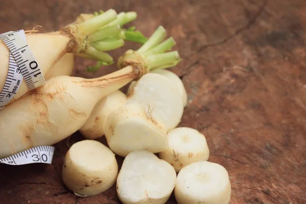 ahşap arka plan üzerinde taze turp