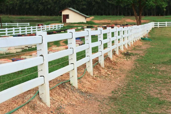 Bílý plot na farmě — Stock fotografie