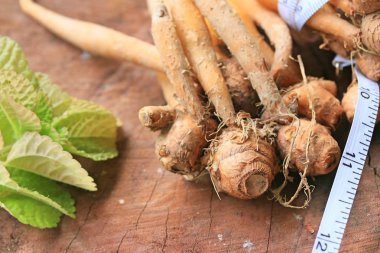 Ahşap üzerine zencefil kökü