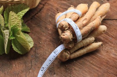 Ahşap üzerine zencefil kökü