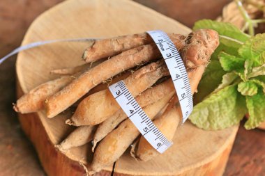 Ahşap üzerine zencefil kökü