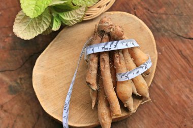 Ahşap üzerine zencefil kökü