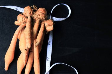 Ahşap üzerine zencefil kökü