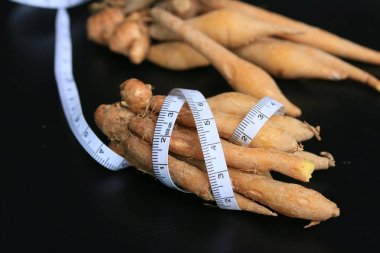 Ahşap üzerine zencefil kökü