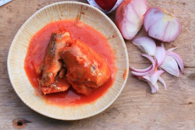 Plaka üzerinde konserve balık