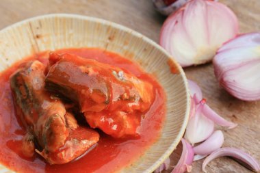 Plaka üzerinde konserve balık