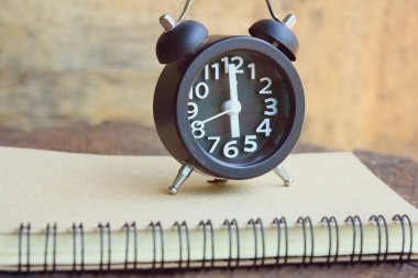 ahşap vintage üzerinde zaman saati