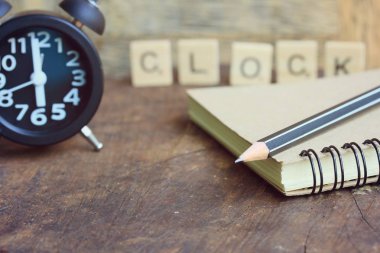 ahşap vintage üzerinde zaman saati