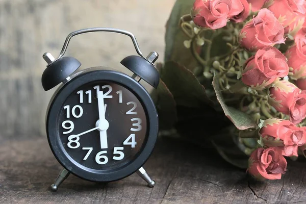 Χρονικό ρολόι σε ξύλινο παλιάς χρονολογίας — Φωτογραφία Αρχείου