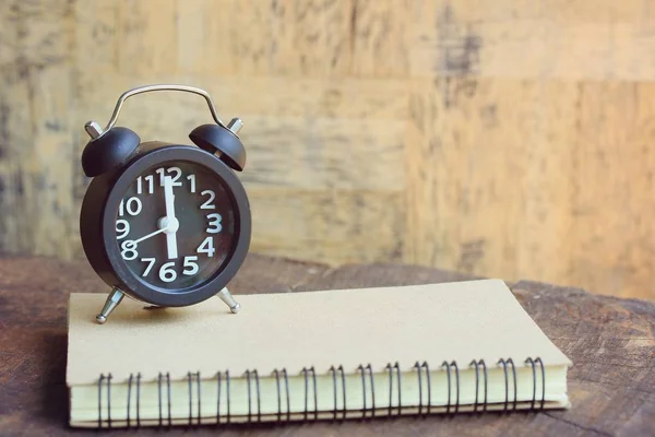 Relógio de tempo em madeira vintage — Fotografia de Stock