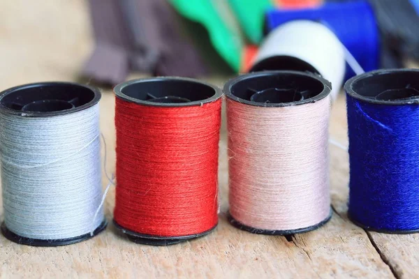 Thread spool and zipper — Stock Photo, Image