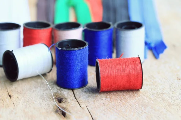 Thread spool and zipper — Stock Photo, Image