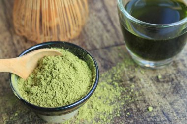 sıcak yeşil çay tozu ile