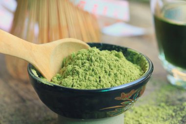 sıcak yeşil çay tozu ile