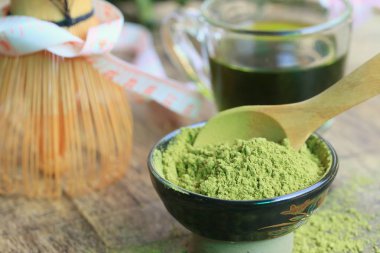 sıcak yeşil çay tozu ile