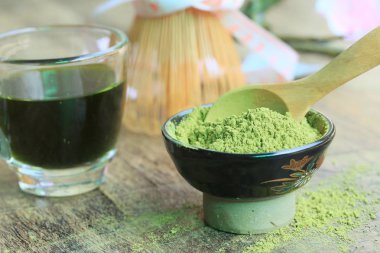 sıcak yeşil çay tozu ile