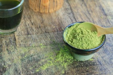 sıcak yeşil çay tozu ile