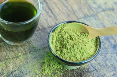 sıcak yeşil çay tozu ile