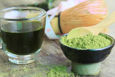 sıcak yeşil çay tozu ile