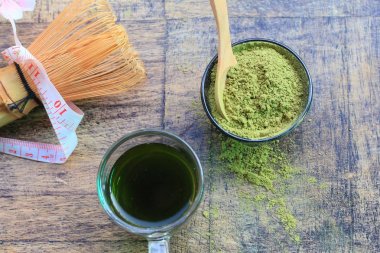 sıcak yeşil çay tozu ile
