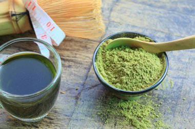 sıcak yeşil çay tozu ile