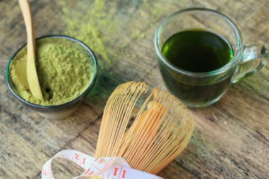 sıcak yeşil çay tozu ile