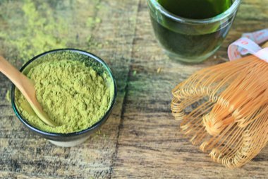 sıcak yeşil çay tozu ile