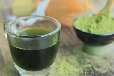 sıcak yeşil çay tozu ile