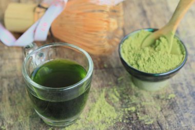 sıcak yeşil çay tozu ile