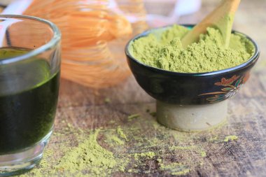 sıcak yeşil çay tozu ile