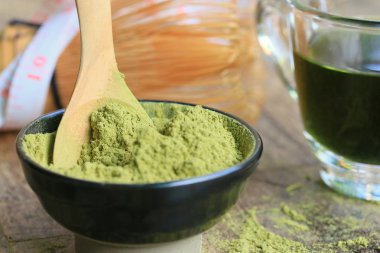 sıcak yeşil çay tozu ile