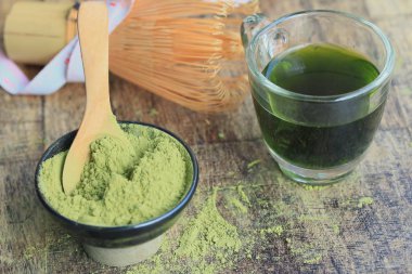 sıcak yeşil çay tozu ile