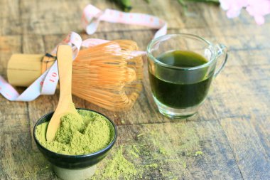 sıcak yeşil çay tozu ile