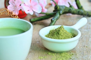 sıcak yeşil çay tozu ile