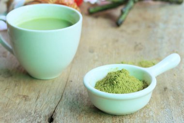 sıcak yeşil çay tozu ile