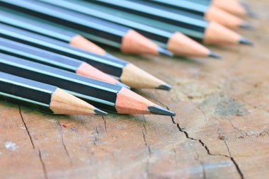 ahşap üzerinde siyah kalem