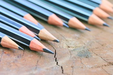 ahşap üzerinde siyah kalem