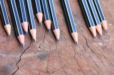 ahşap üzerinde siyah kalem