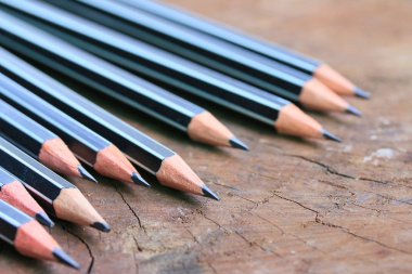 ahşap üzerinde siyah kalem