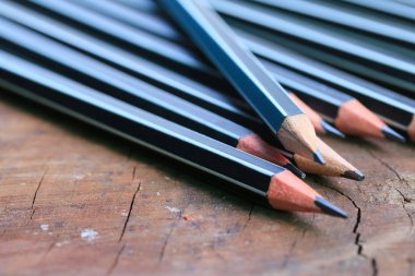 ahşap üzerinde siyah kalem