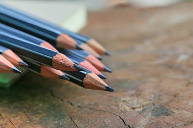 ahşap üzerinde siyah kalem