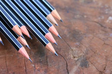 ahşap üzerinde siyah kalem