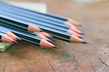 ahşap üzerinde siyah kalem