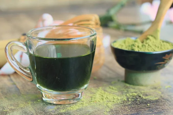 sıcak yeşil çay tozu ile