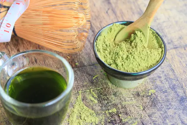 sıcak yeşil çay tozu ile