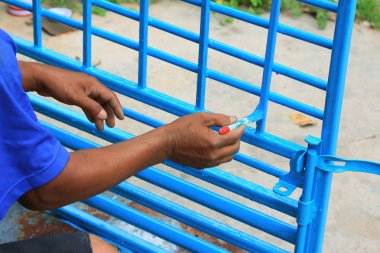 Erkek çelik çit boyalı