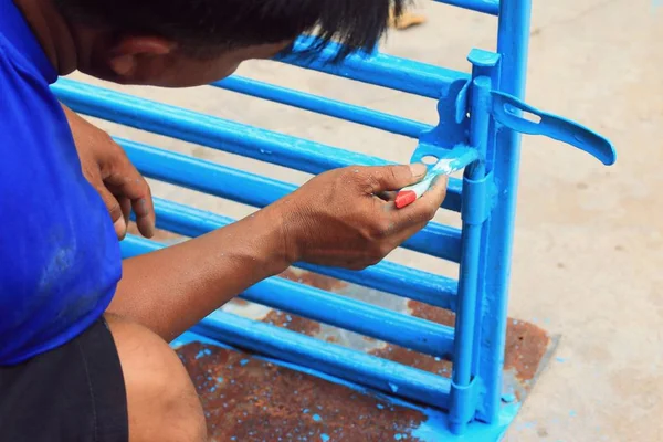 Homens pintado cerca de aço — Fotografia de Stock