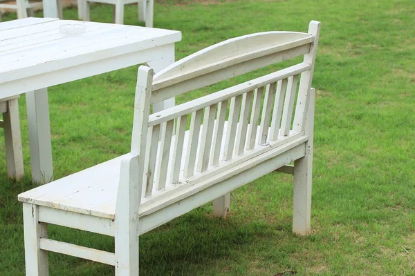 Bílý dřevěný zahradní stůl — Stock fotografie